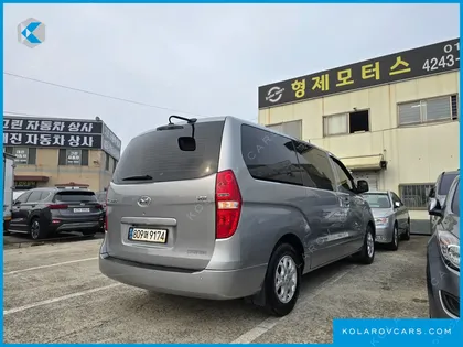 HYUNDAI STAREX 5-SEATER VAN