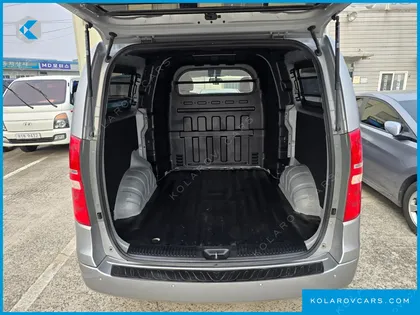 HYUNDAI STAREX 5-SEATER VAN