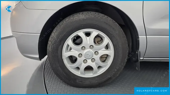 HYUNDAI STAREX 5-SEATER VAN
