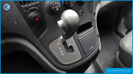HYUNDAI STAREX 5-SEATER VAN