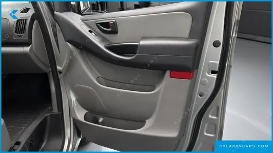 HYUNDAI STAREX 5-SEATER VAN
