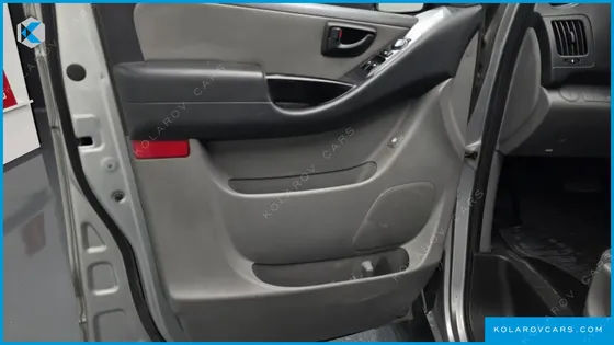 HYUNDAI STAREX 5-SEATER VAN