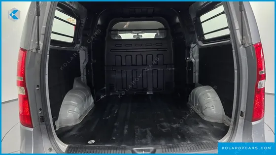 HYUNDAI STAREX 5-SEATER VAN