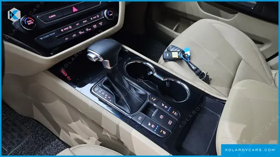KIA CARNIVAL GASOLINE 7-SEATER LIMOUSINE