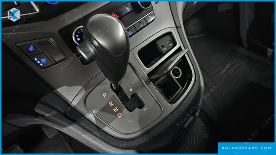 HYUNDAI STAREX 5-SEATER VAN