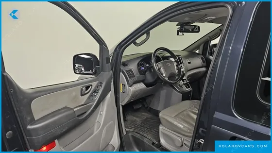 HYUNDAI STAREX 5-SEATER VAN