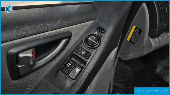 HYUNDAI STAREX 5-SEATER VAN
