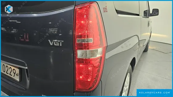 HYUNDAI STAREX 5-SEATER VAN