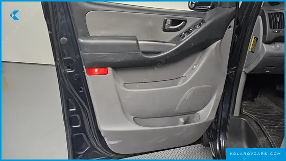 HYUNDAI STAREX 5-SEATER VAN