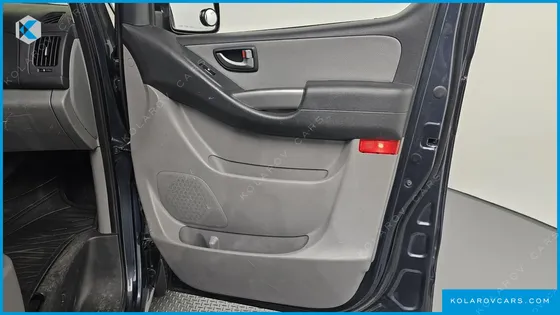HYUNDAI STAREX 5-SEATER VAN