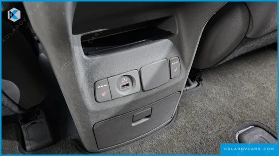 KIA CARNIVAL 9-SEATER NOBLESSE