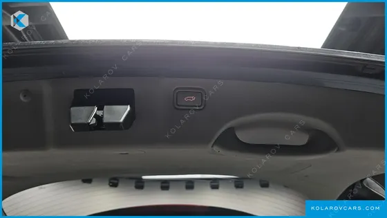 KIA CARNIVAL 9-SEATER NOBLESSE