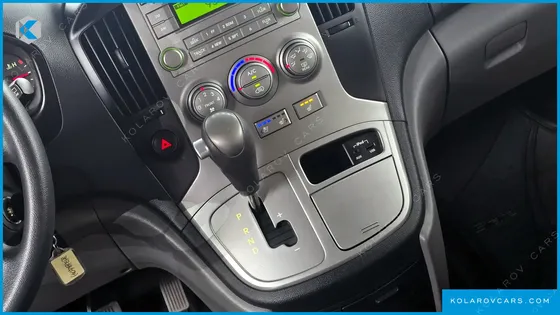 HYUNDAI STAREX 5-SEATER VAN