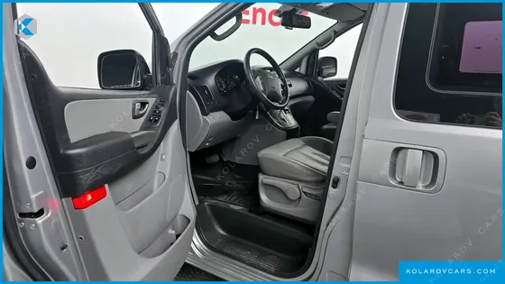 HYUNDAI STAREX 5-SEATER VAN