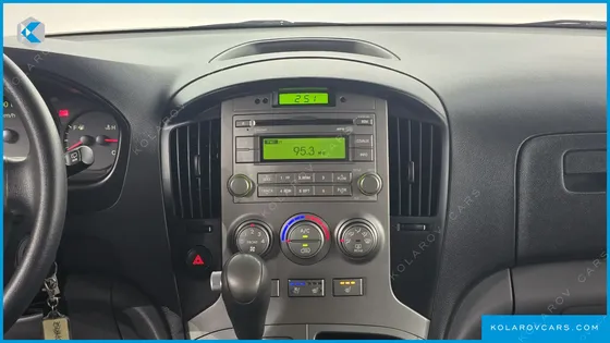 HYUNDAI STAREX 5-SEATER VAN