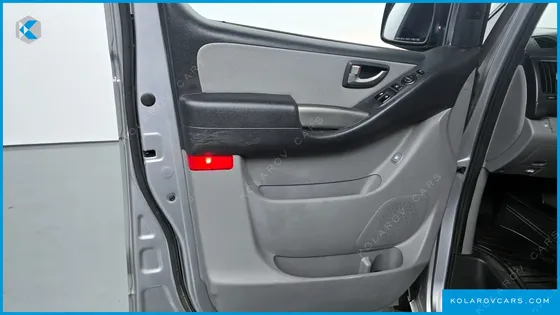 HYUNDAI STAREX 5-SEATER VAN