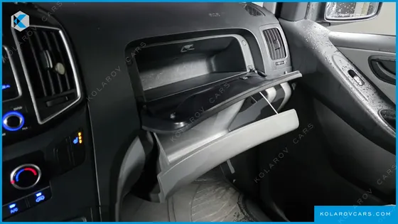 HYUNDAI STAREX 3-SEATER VAN