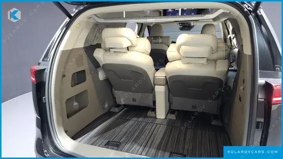 KIA CARNIVAL GASOLINE 4-SEATER HI-LIMOUSINE