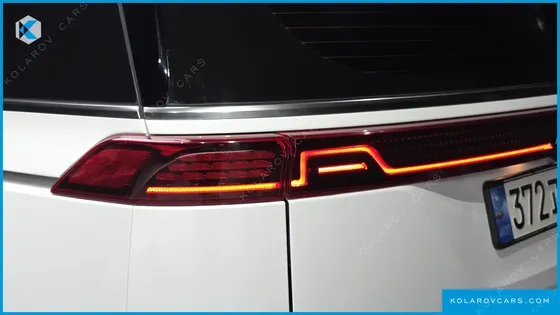 KIA CARNIVAL GASOLINE 7-SEATER SIGNATURE