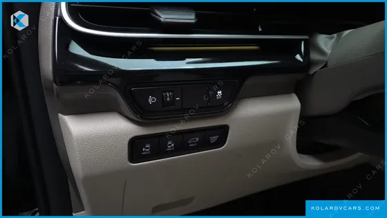KIA CARNIVAL GASOLINE 7-SEATER HI LIMOUSINE