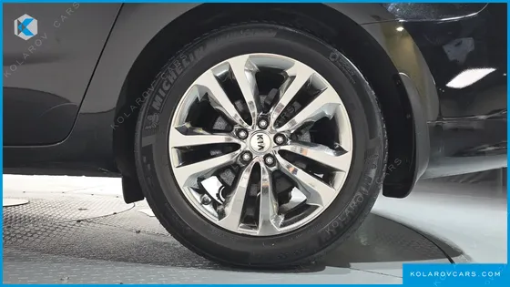 KIA CARNIVAL 9-SEATER PRESTIGE