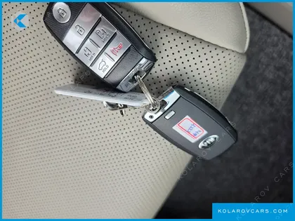 KIA CARNIVAL 9-SEATER PRESTIGE