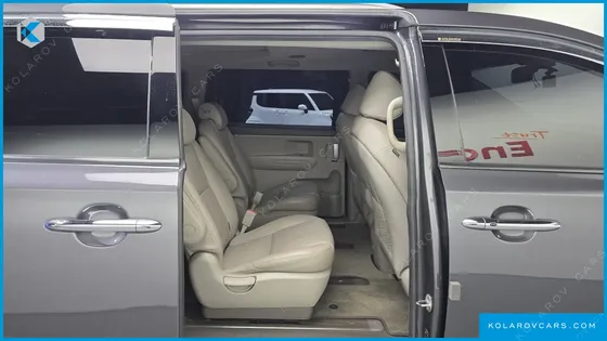 KIA CARNIVAL 9-SEATER LUXURY