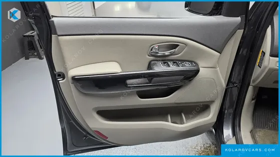 KIA CARNIVAL 9-SEATER PRESTIGE