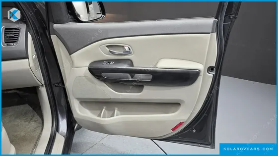 KIA CARNIVAL 9-SEATER PRESTIGE