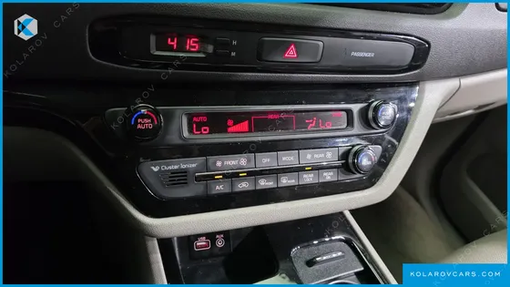 KIA CARNIVAL 9-SEATER PRESTIGE