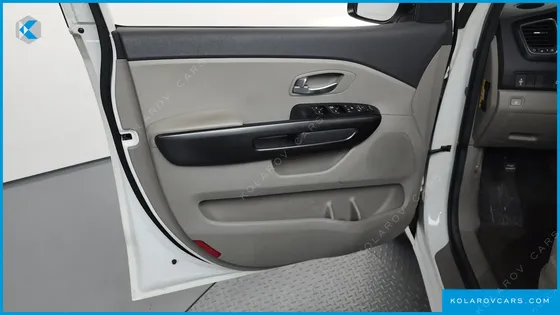 KIA CARNIVAL 11-SEATER DELUXE
