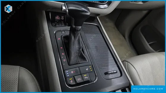 KIA CARNIVAL 9-SEATER LUXURY