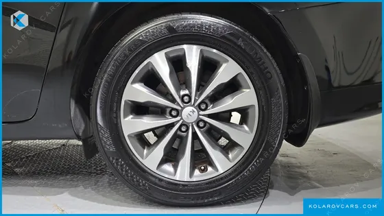 KIA CARNIVAL 9-SEATER LUXURY