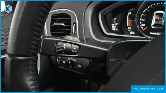 VOLVO V40 D3