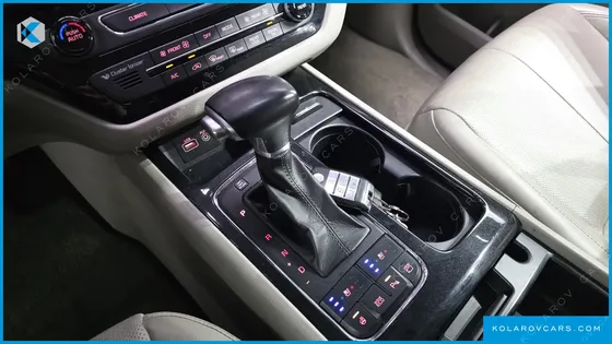KIA CARNIVAL 9-SEATER NOBLESSE