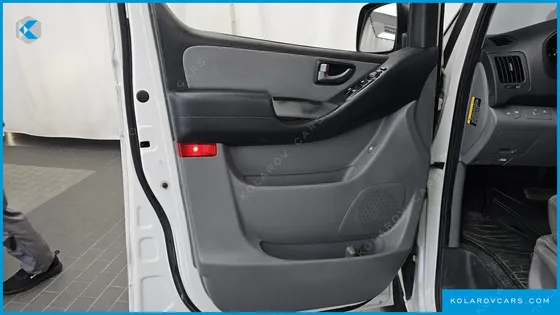 HYUNDAI STAREX VAN 3-SEATER
