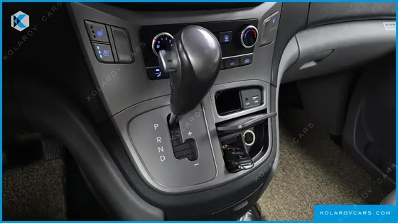 HYUNDAI STAREX VAN 5-SEATER