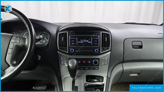 HYUNDAI STAREX VAN 5-SEATER