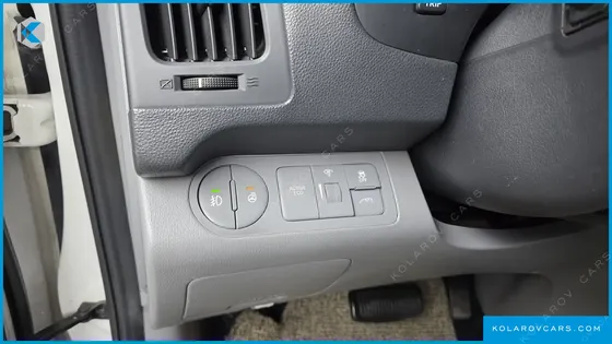 HYUNDAI STAREX VAN 5-SEATER