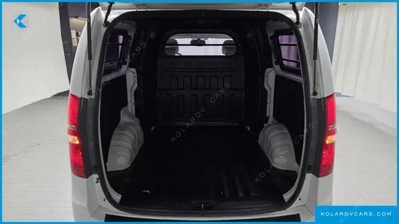 HYUNDAI STAREX VAN 5-SEATER