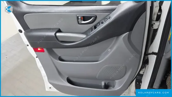 HYUNDAI STAREX VAN 5-SEATER