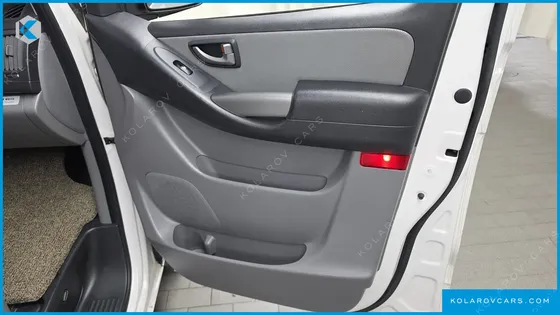 HYUNDAI STAREX VAN 5-SEATER