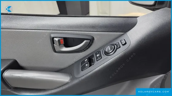 HYUNDAI STAREX VAN 5-SEATER