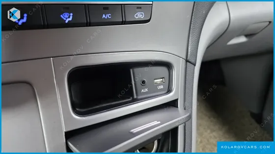 HYUNDAI STAREX VAN 5-SEATER