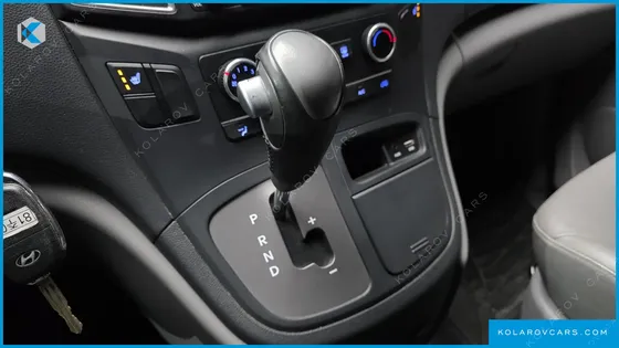 HYUNDAI STAREX VAN 5-SEATER