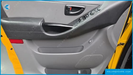 HYUNDAI STAREX VAN 5-SEATER
