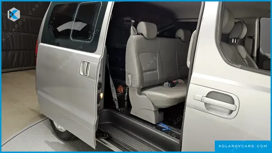 HYUNDAI STAREX VAN 5-SEATER