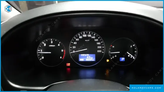 HYUNDAI STAREX VAN 5-SEATER