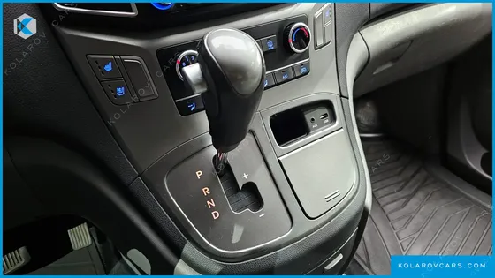 HYUNDAI STAREX VAN 3-SEATER