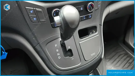 HYUNDAI STAREX VAN 5-SEATER